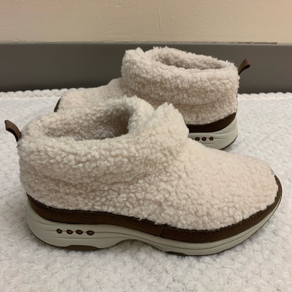 Easy Spirit Trippin Cozy Bootie (Women's) - Biege - Sz 6 W - Picture 2 of 8